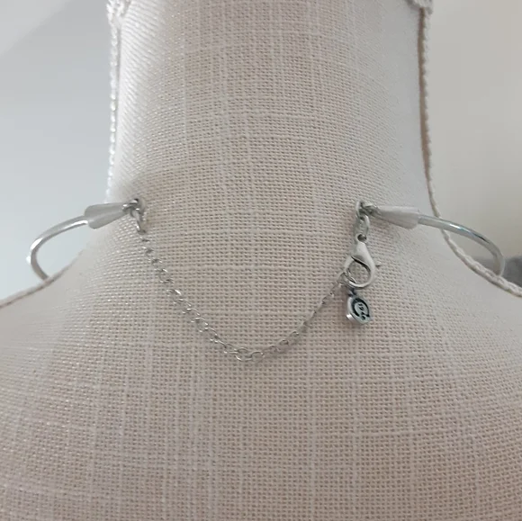 Floral Pendant Silver Tone Circle Necklace (C 1945) - Picture 3 of 6